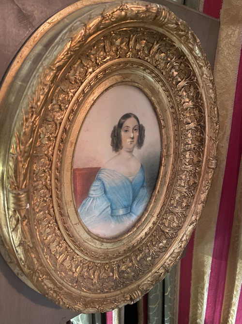 Portrait aru pastel d'une Dame de qualité d'Epoque louis Philippe dans un beau cadre de boiserie