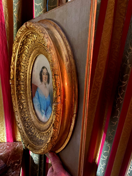 Portrait aru pastel d'une Dame de qualité d'Epoque louis Philippe dans un beau cadre de boiserie