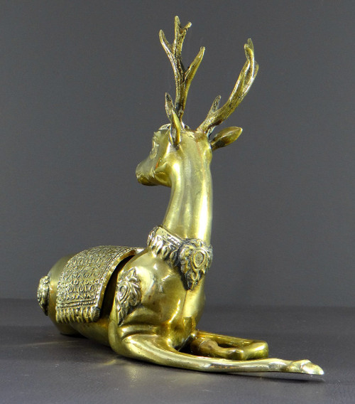 Thaïlande, Années 1960, Sculpture En Bronze Figurant Un Cerf Couché.