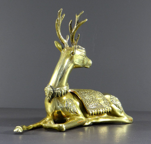 Thaïlande, Années 1960, Sculpture En Bronze Figurant Un Cerf Couché.