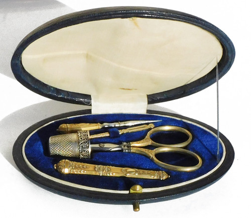 Piccolo set da cucito in vermeil con custodia in pelle della fine del XIX e inizio del XX secolo