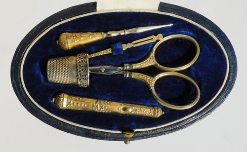 Piccolo set da cucito in vermeil con custodia in pelle della fine del XIX e inizio del XX secolo