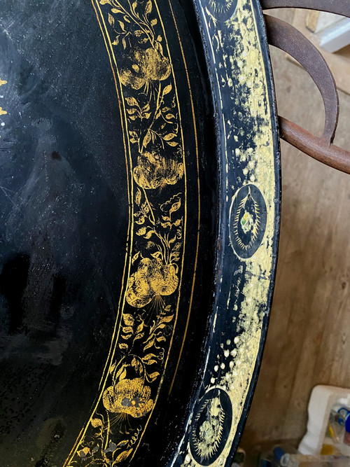 Exceptional large Napoleon III tray, oval painted sheet metal, decorated with gilded friezes and a painted scene.