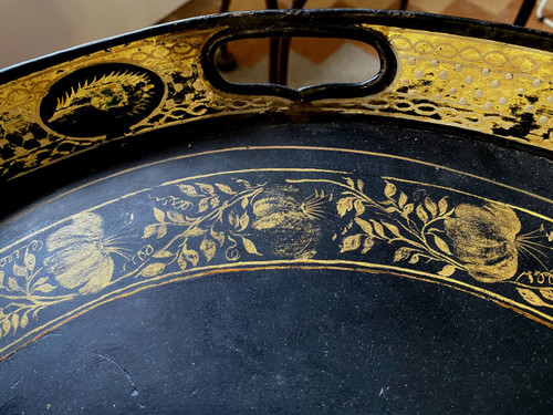 Exceptional large Napoleon III tray, oval painted sheet metal, decorated with gilded friezes and a painted scene.