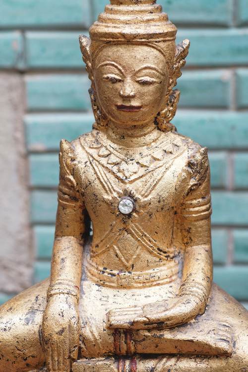 Bemerkenswerter Buddha aus Stein, vergoldet, Thailand