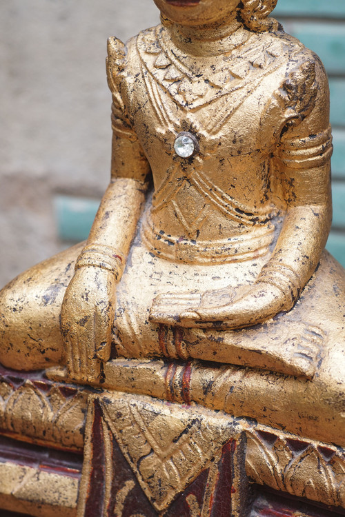 Bemerkenswerter Buddha aus Stein, vergoldet, Thailand