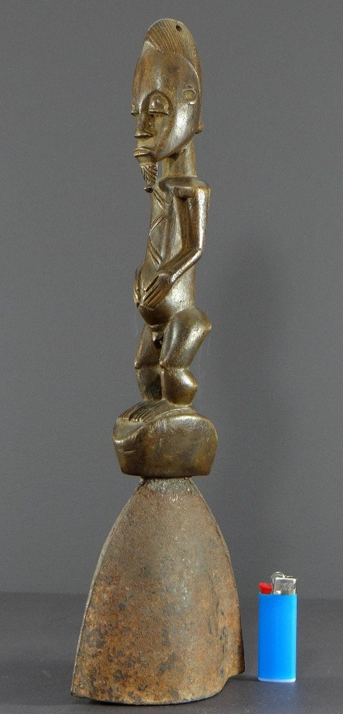 Côte D’ivoire, Peuple Baoulé, Années 1950, Cloche Cérémonielle Surmontée D’une Statue En Bois.