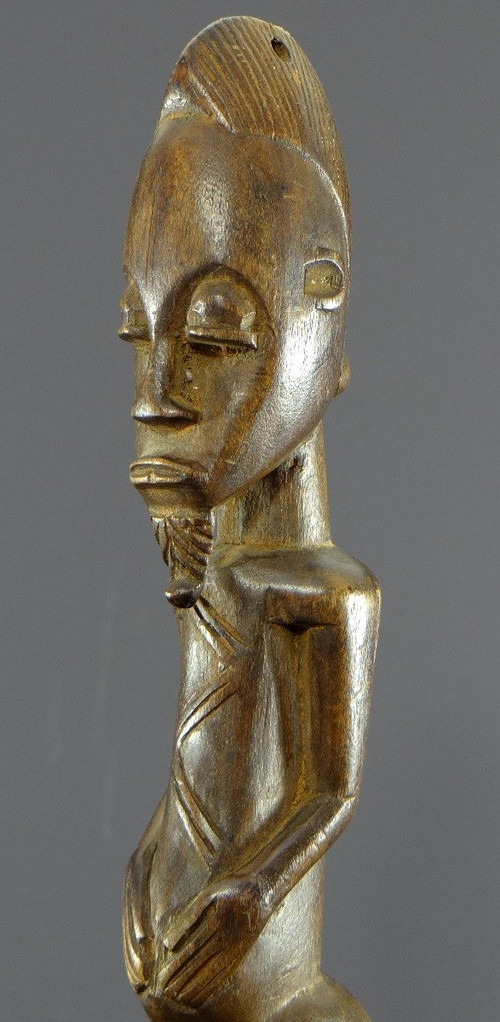 Côte D’ivoire, Peuple Baoulé, Années 1950, Cloche Cérémonielle Surmontée D’une Statue En Bois.