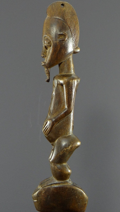 Côte D’ivoire, Peuple Baoulé, Années 1950, Cloche Cérémonielle Surmontée D’une Statue En Bois.