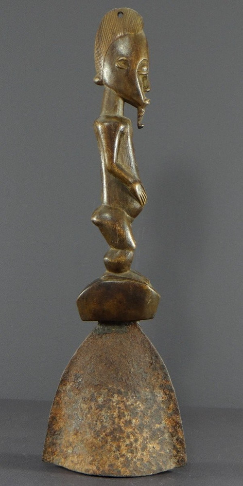 Côte D’ivoire, Peuple Baoulé, Années 1950, Cloche Cérémonielle Surmontée D’une Statue En Bois.