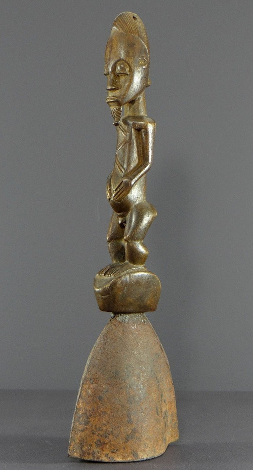 Côte D’ivoire, Peuple Baoulé, Années 1950, Cloche Cérémonielle Surmontée D’une Statue En Bois.