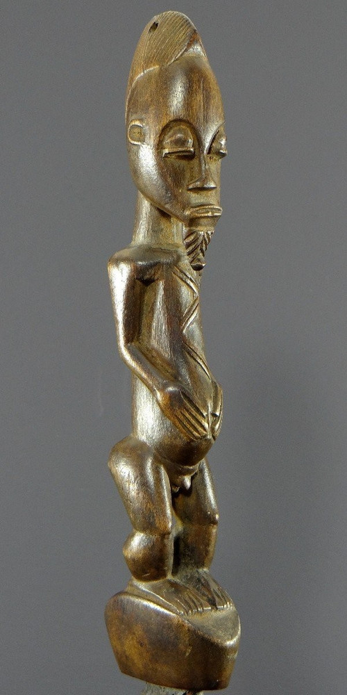 Côte D’ivoire, Peuple Baoulé, Années 1950, Cloche Cérémonielle Surmontée D’une Statue En Bois.