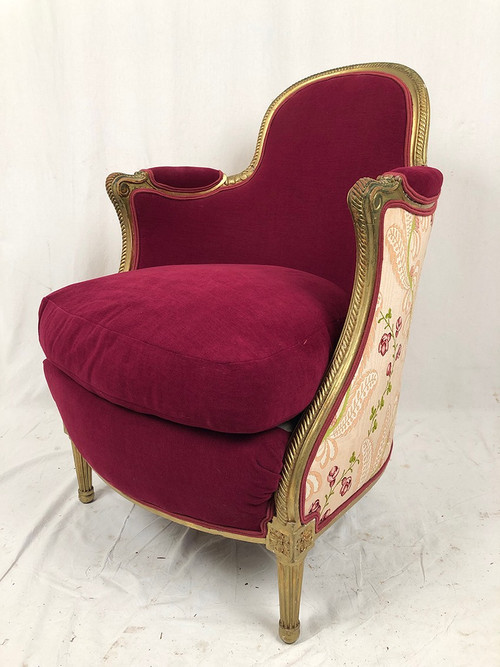 Bergère en bois doré garnie de soie à motifs de fleurs et velours fuchsia, art déco d’inspiration Lo