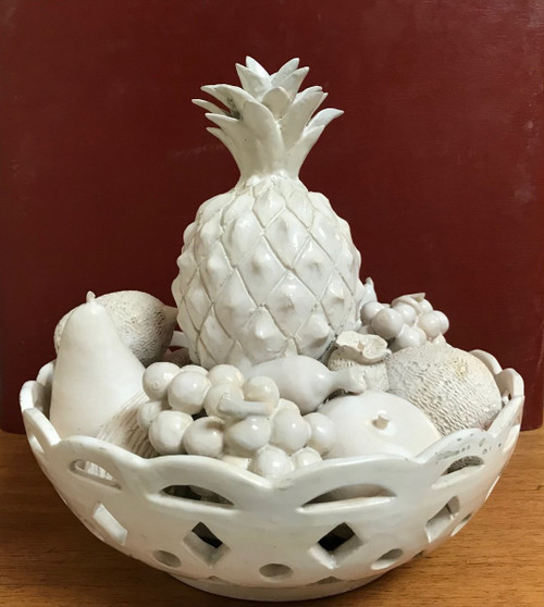 Coupe de Fruits En Trompe l'Oeil En Faïence Blanche Par Jean Roger, Vers 1960.