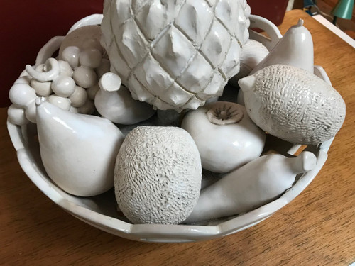 Coupe de Fruits En Trompe l'Oeil En Faïence Blanche Par Jean Roger, Vers 1960.