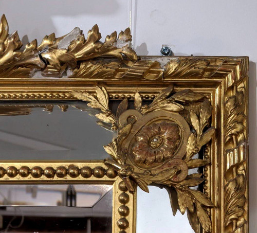 Grande Specchiera Chiusa Decorata con Putti Dorati a Foglia Oro