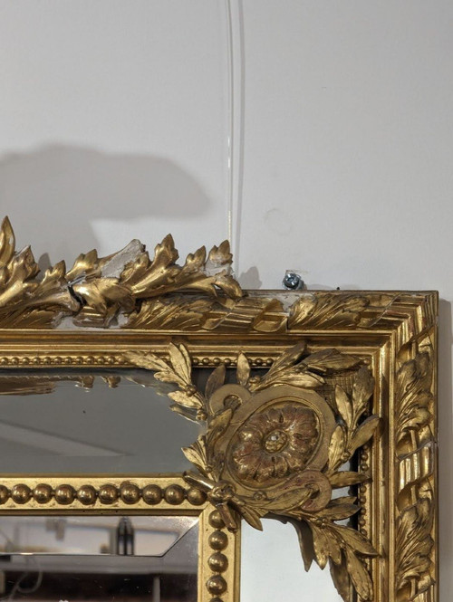 Grande Specchiera Chiusa Decorata con Putti Dorati a Foglia Oro