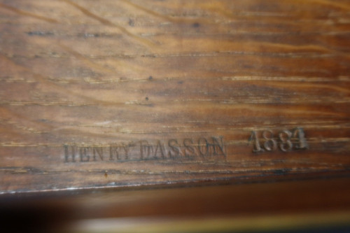 Vitrine signée Henry Dasson