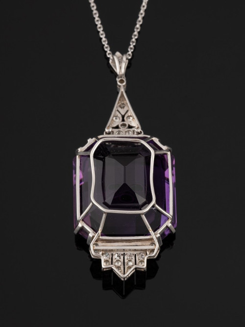 Pendentif Art-deco En Platine Et Diamants Serti d'Une Importante Améthyste