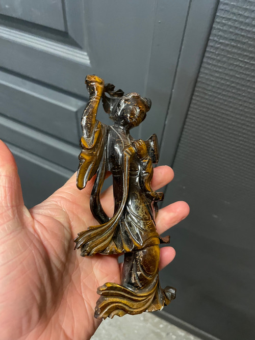 Cina - Scultura in pietra dura dell'occhio di tigre raffigurante una Guanyin del XX secolo