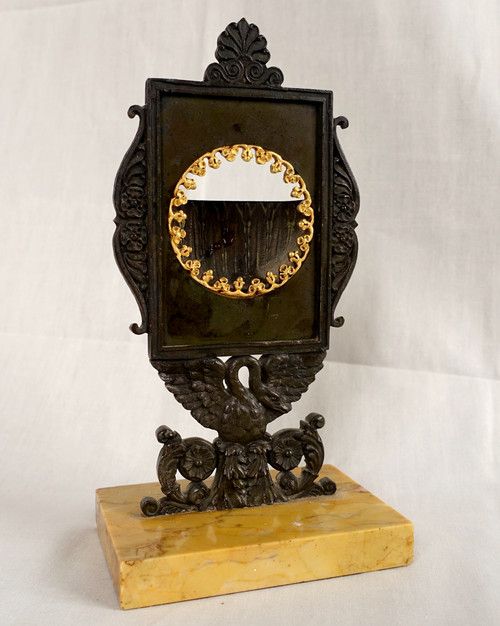 Porte montre en bronze et marbre jaune de Sienne, époque Empire Restauration vers 1820