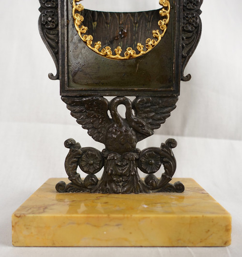 Porte montre en bronze et marbre jaune de Sienne, époque Empire Restauration vers 1820