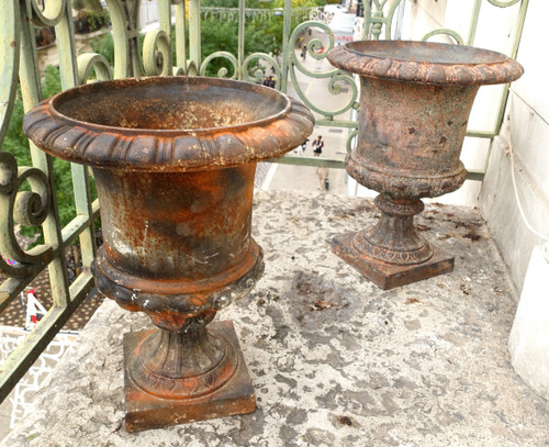 Paire de grands vases Medicis d'ornement / de jardin en fonte, époque XIXe siècle - 44cm