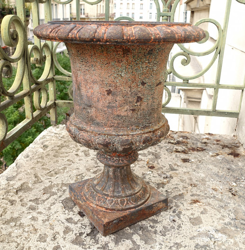 Paire de grands vases Medicis d'ornement / de jardin en fonte, époque XIXe siècle - 44cm