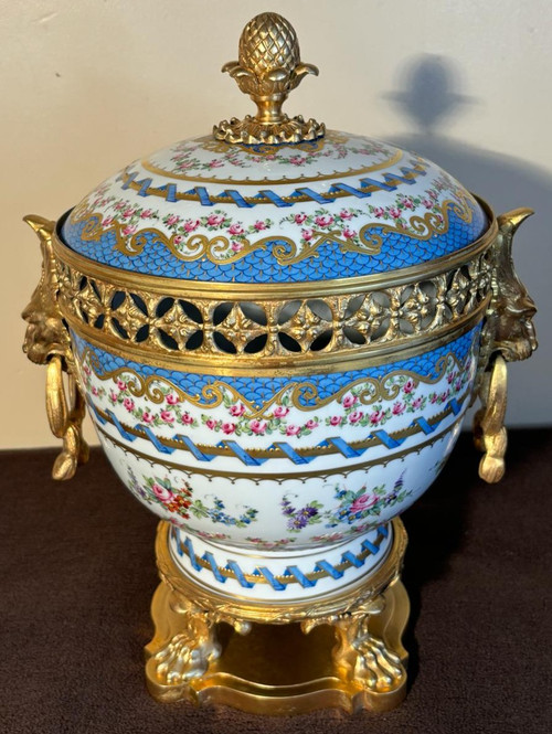 A bowl with lid, in Paris porcelain and gilded bronze, 20th century.