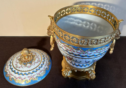 A bowl with lid, in Paris porcelain and gilded bronze, 20th century.