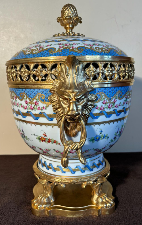 A bowl with lid, in Paris porcelain and gilded bronze, 20th century.