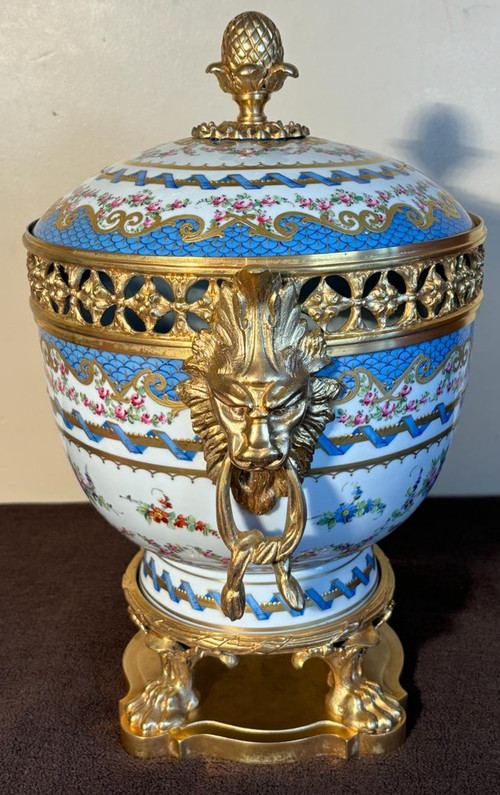 A bowl with lid, in Paris porcelain and gilded bronze, 20th century.