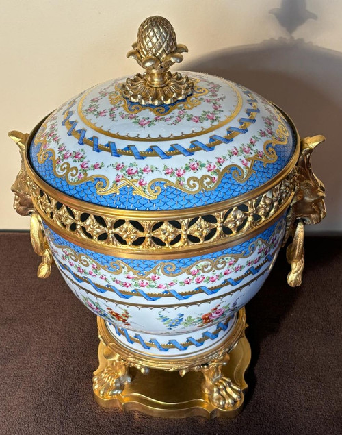 A bowl with lid, in Paris porcelain and gilded bronze, 20th century.