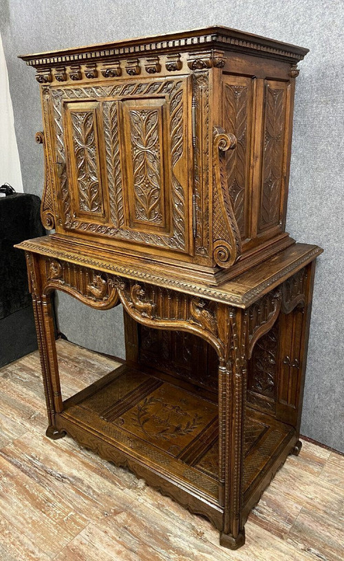 Gothic Renaissance style dresser cabinet in solid walnut, 18th century period