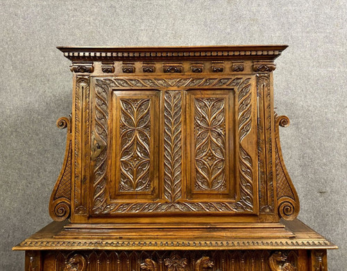 Gothic Renaissance style dresser cabinet in solid walnut, 18th century period