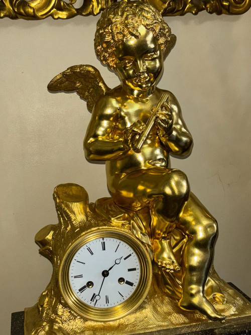 Eccezionale decorazione in bronzo dorato e porfido, Cupido che suona il flauto, del XIX secolo.