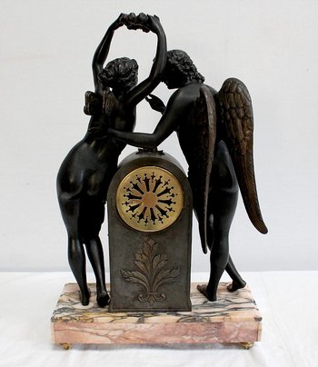  Pendolo in spelter "Psiche che incorona l'amore" secondo Claude Michallon - 1900