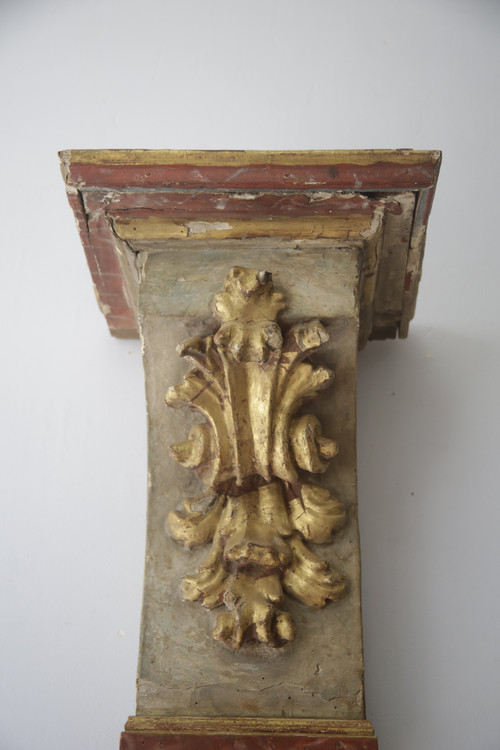 Console d'applique italienne en bois sculpté, doré et patine à l'imitation du marbre, XVIIIe