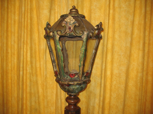 Polychrome wooden lantern with its 19th century base