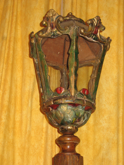 Polychrome wooden lantern with its 19th century base