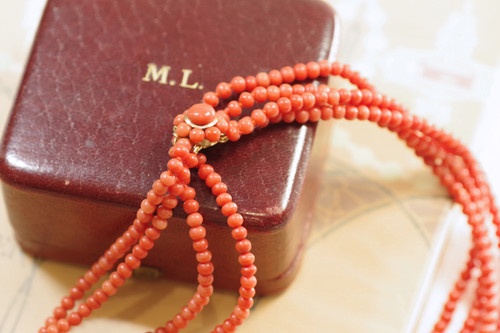 Antique mediterranean coral necklace with a 18k gold clasp, coral pearls, orange, south of France, a