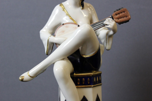 Joueuse De Mandoline d'époque Art Déco En Porcelaine Par Royal Dux 