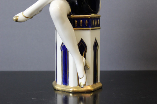 Joueuse De Mandoline d'époque Art Déco En Porcelaine Par Royal Dux 