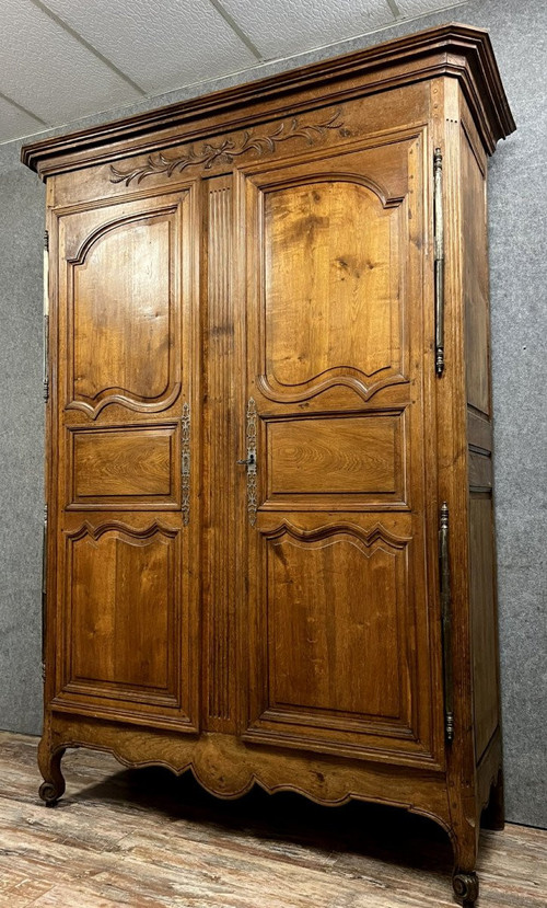 Lyoner Kleiderschrank aus der Zeit Louis XV aus massivem Walnussholz, um 1750