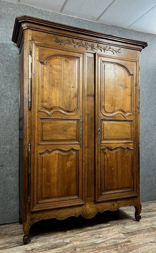 Lyoner Kleiderschrank aus der Zeit Louis XV aus massivem Walnussholz, um 1750