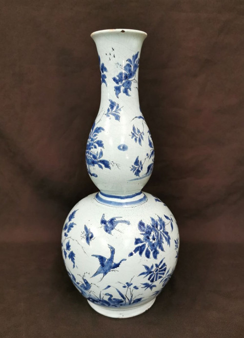 Gourd vase in Nevers earthenware. Last Quarter 17th century