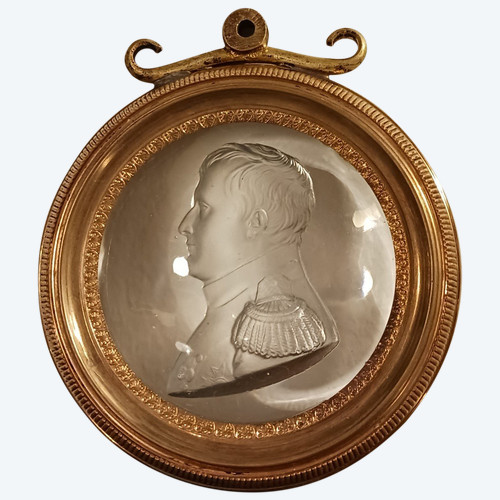 France, circa 1830 - Very rare molded glass medallion of Napoleon as a colonel general after Andrieu