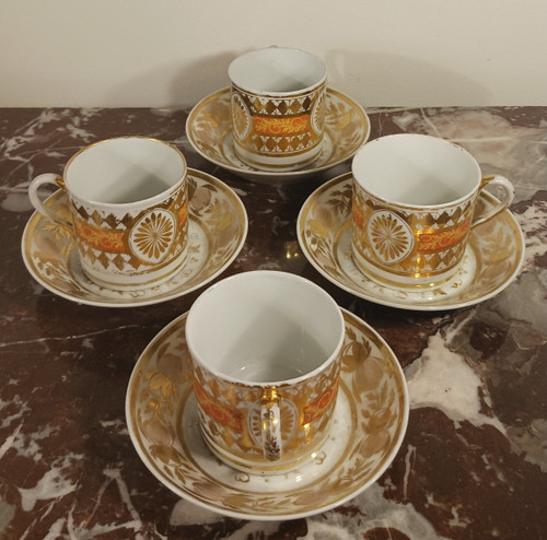 Paris, époque Révolution ou Empire - suite de 4 tasses litron et soucoupes - riche décor doré et fond nankin