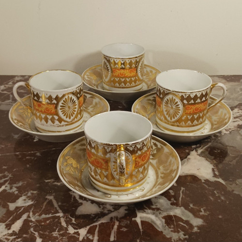 Paris, époque Révolution ou Empire - suite de 4 tasses litron et soucoupes - riche décor doré et fond nankin