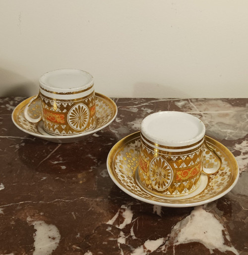 Paris, époque Révolution ou Empire - paire de tasses litron et soucoupes - riche décor doré et fond nankin